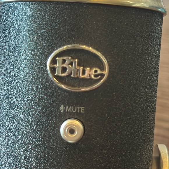Blue Yeti USB Microphone - Picture 2 of 9